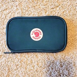 Fjallraven Kanken Travel Wallet - Arctic Green